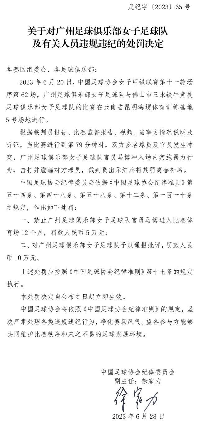 关于曼城的中场球员我一直都在观察我这个位置上其他球员所擅长的事情，看看我是否能够把这些都融入到比赛当中，这样我才能够成为一名更加全面的中场球员。